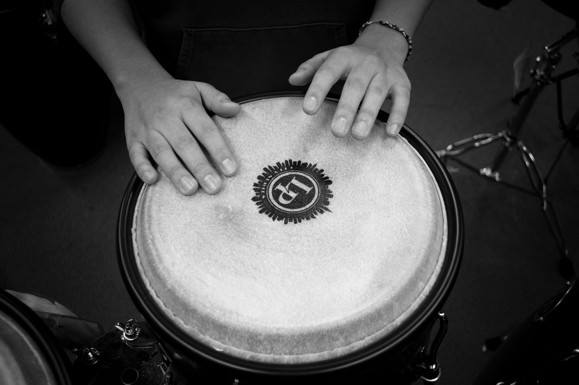 Dia de Obá: Tambores de madeira utilizados na percussão de toque e cânticos sagrados nos terreiros